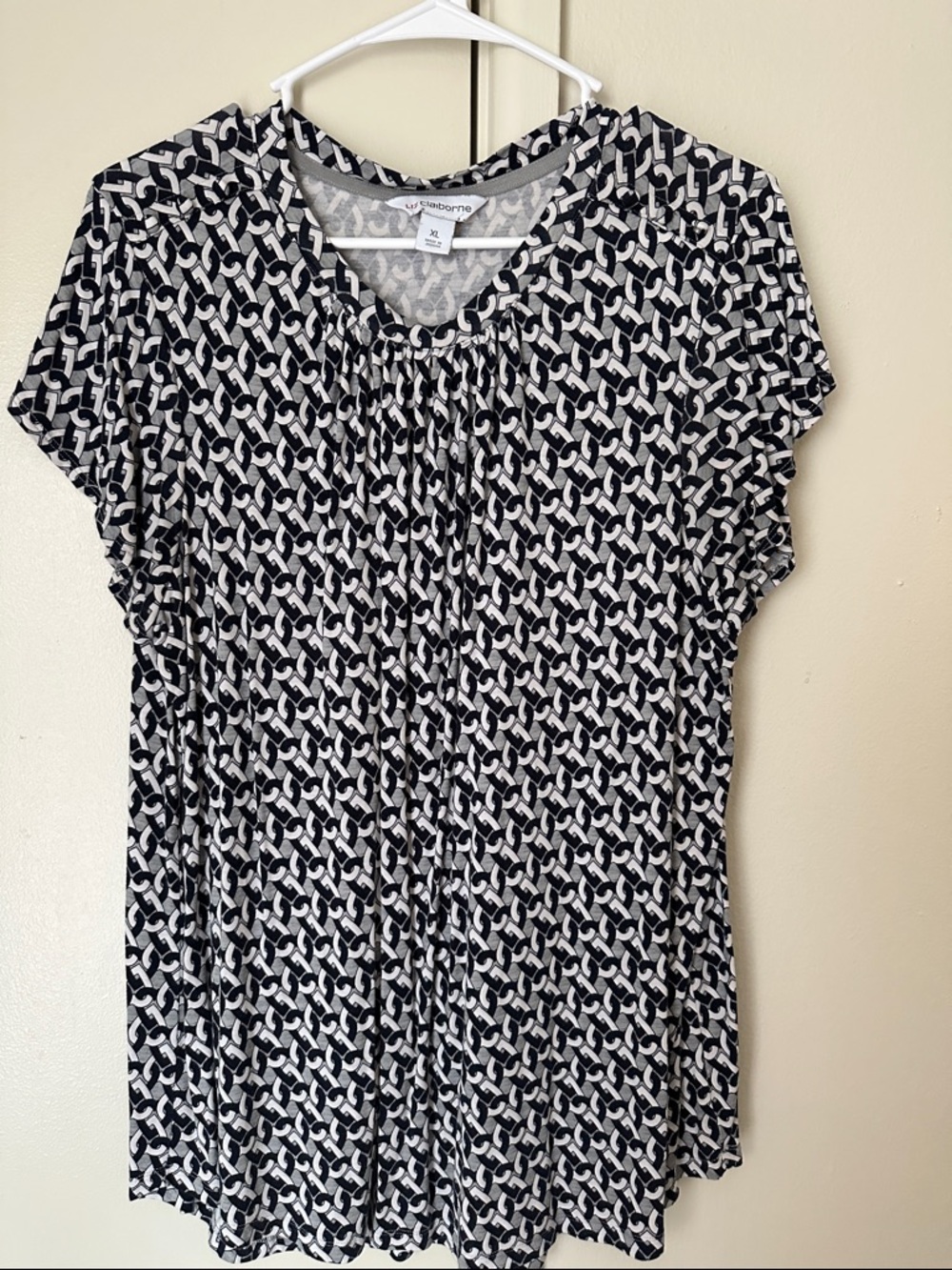 Liz Claiborne Black & White Linked Geometric Short Sleeve Top